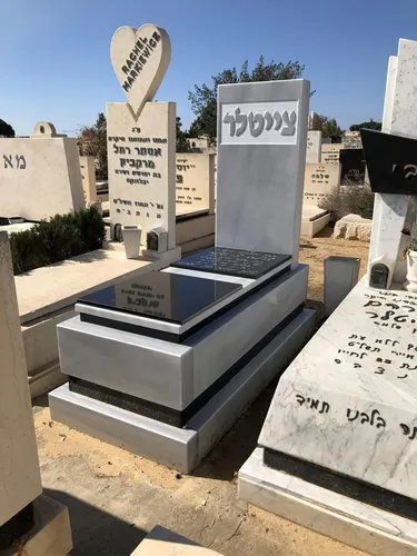 מצבה משפחתית מתוך קטלוג מצבות משפחתיות - תמונה מספר 2042