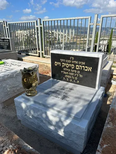 חצי מצבה - תמונה מספר 3028