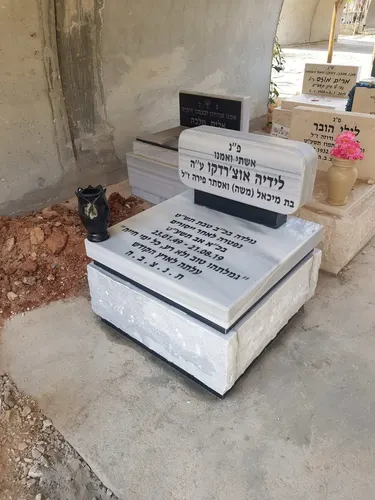 חצי מצבה - תמונה מספר 3034
