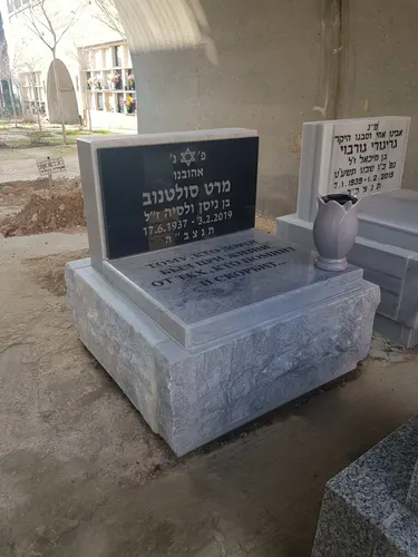 חצי מצבה - תמונה מספר 3035