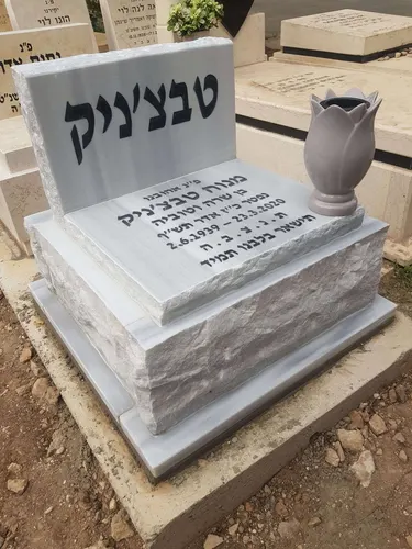 חצי מצבה - תמונה מספר 3037