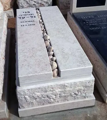 מצבה משפחתית (מכפלה) מאבן חברון 3