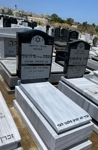מצבות משיש משולב בגרניט שחור מתוך "קטלוג מצבות שיש" (מק"ט 6035)
