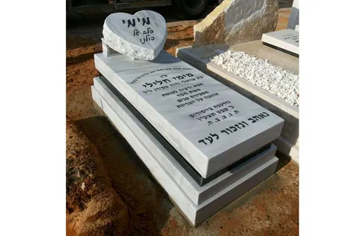 מצבה משיש (מעוצבת עם "לב") מתוך "קטלוג מצבות שיש" (מק"ט 6044)