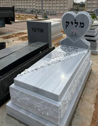 מצבה משיש מהסוג "משפחתית" מתוך "קטלוג מצבות שיש" (מק"ט 6046)