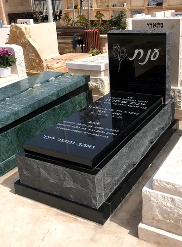 מצבה מעוצבת מגרניט שחור בקטלוג - מק"ט 5003