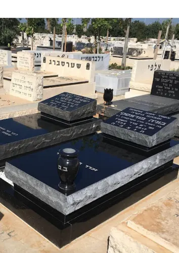 מצבה מעוצבת מגרניט שחור  - מק"ט  5005