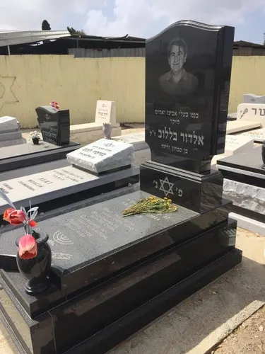 מצבה מעוצבת מגרניט שחור עם תמונת המנוח - מק"ט 5009