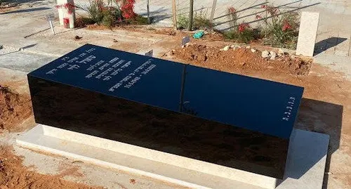 מצבה שוכבת מגוש גרניט שחור - מק"ט 5011
