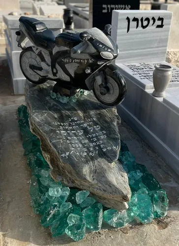 מצבה מעוצבת ומיוחדת, פיסול אופנוע, מגרניט שחור ואבני זכוכית ירוקות - מק"ט 5025