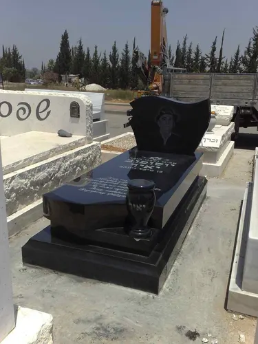 מצבה מעוצבת עם תמונת המנוח מגרניט שחור - מק"ט 5029