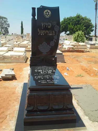 מצבה גבוהה מעוצבת מגרניט שחור - מק"ט 5032