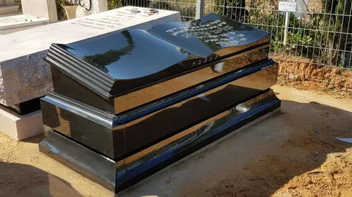 מצבה מיוחדת בעיצוב ספר פתוח מגרניט שחור - מק"ט 5040
