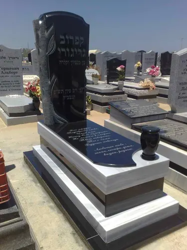 מצבה מעוצבת משולבת גרניט שחור ושיש בהיר בקטלוג - תמונה מספר 5045
