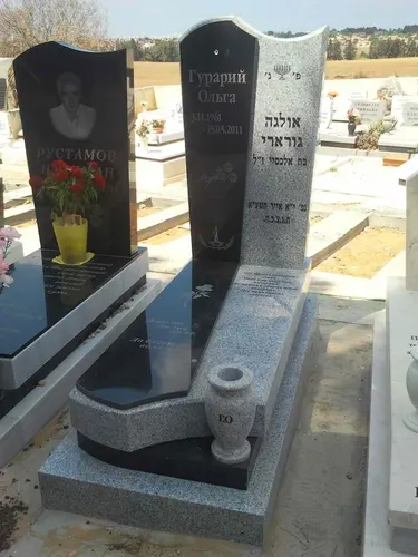 מצבה גבוהה מעוצבת משולבת גרניט שחור (וגרניט אפור) בקטלוג - תמונה מספר 5046