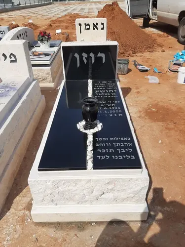 מצבה משפחתית, אחד מעל השני, מגרניט שחור - מק"ט 5061