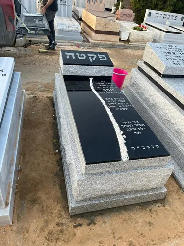 מצבה משפחתית עם כרית, מגרניט שחור - מק"ט 5076