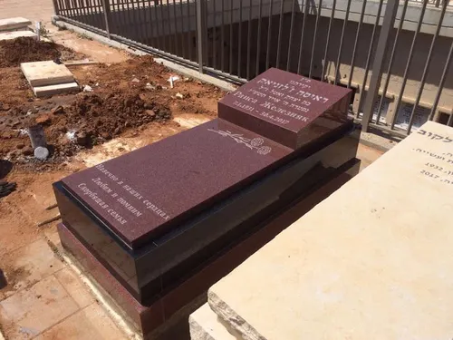 מצבה מגרניט אדום בקטלוג - תמונה מספר 5322