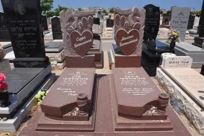 מצבה כפולה מעוצבת מגרניט אדום בקטלוג - תמונה מספר 5323