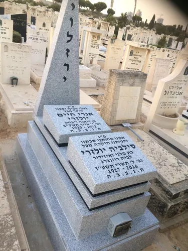 מצבה משפחתית מעוצבת מגרניט אפור - תמונה מספר 5623