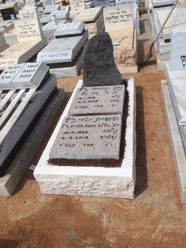 מצבה משפחתית מעוצבת מגרניט אפור ואבן - תמונה מספר 5624