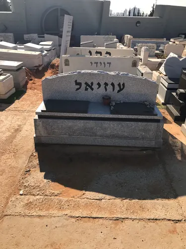 מצבה משפחתית מעוצבת מגרניט אפור ושחור - תמונה מספר 5626