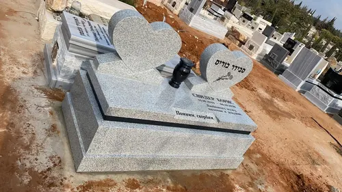 מצבה משפחתית מגרניט אפור - תמונה מספר 5639
