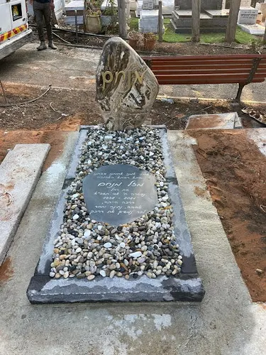 מתוך קטלוג מצבות מאבנים מיוחדות A20