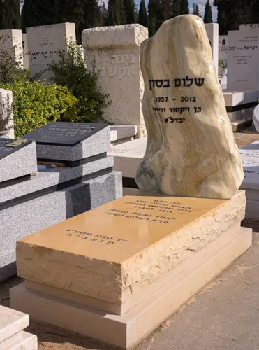מתוך קטלוג מצבות מאבנים מיוחדות A64