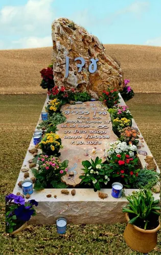 מתוך קטלוג מצבות מאבנים מיוחדות A83