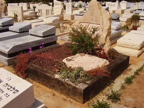 מצבה מסלעים מתוך קטלוג מצבות סלעים - תמונה מספר 4017