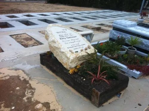מצבה מסלע מתוך קטלוג מצבות סלעים - תמונה מספר 4023