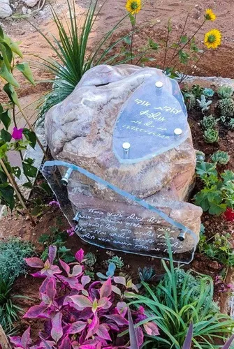 דוגמאות מצבות זכוכית ומצבות סלעי זכוכית