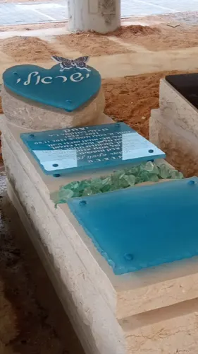 דוגמאות מצבות זכוכית ומצבות סלעי זכוכית