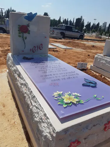 דוגמאות מצבות זכוכית ומצבות סלעי זכוכית