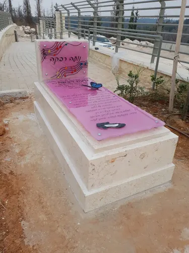 דוגמאות מצבות זכוכית ומצבות סלעי זכוכית