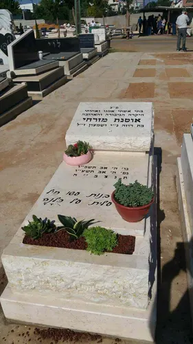 מצבה שוכבת סטנדרטית מאבן חברון עם כרית מאבן חברון