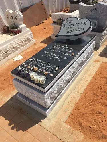מצבה בודדת משולבת חומרים עם כרית בצורת לב בגוונים תואמים