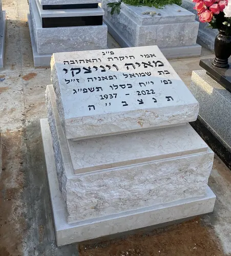 חצי מצבה בודדת מאבן חברון עם כרית מאבן חברון