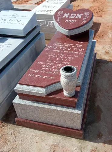 מצבה בודדת משולבת גרניט אפור וגרניט אדום עם כרית בצורת לב משולבת בגרניט אדום