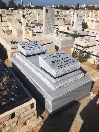 מצבה מכפלה עם כריות תואמות