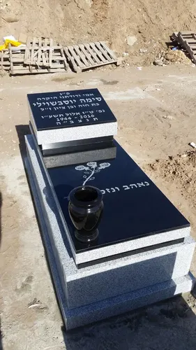 מצבה בודדת עם כרית בגוון תואם
