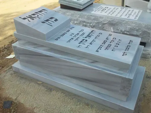 מצבה בודדת משיש טורקי עם כרית מרובעת משיש טורקי בגוון תואם