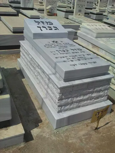 מצבה בודדת משיש טורקי עם כרית מרובעת משיש טורקי בגוון תואם