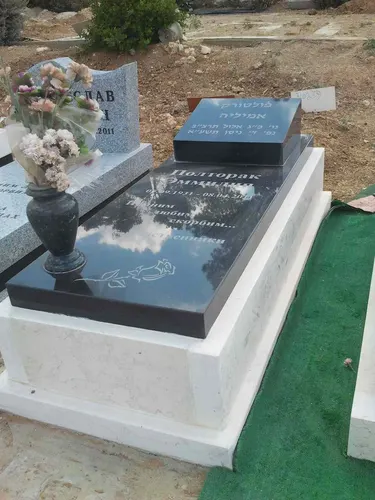 מצבה בודדת משולבת גרניט שחור עם כרית מרובעת העומדת בשיפוע