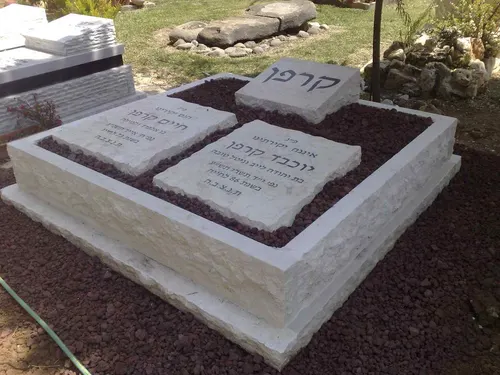 מצבה כפולה מיוחדת עם כרית תואמת המשותפת לשני הנפטרים