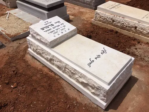 מצבה בודדת מאבן עם כרית מרובעת בגוון תואם
