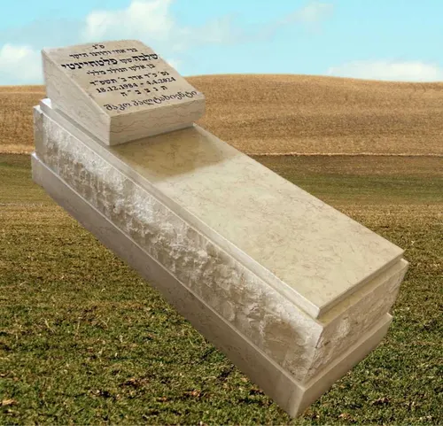 מצבה בודדת עם כרית בגוון תואם