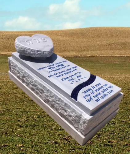 מצבה בודדת עם כרית בצורת לב