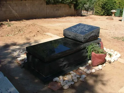 מצבה בודדת מגרניט שחור עם כרית תואמת